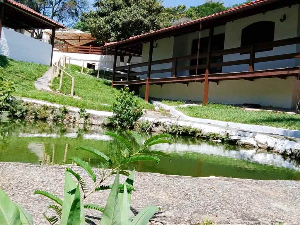Entrada com jardim florido e portão de acesso