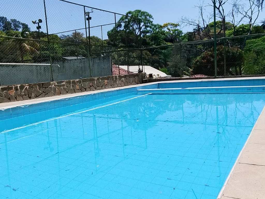 Pátio coberto com vista para a piscina